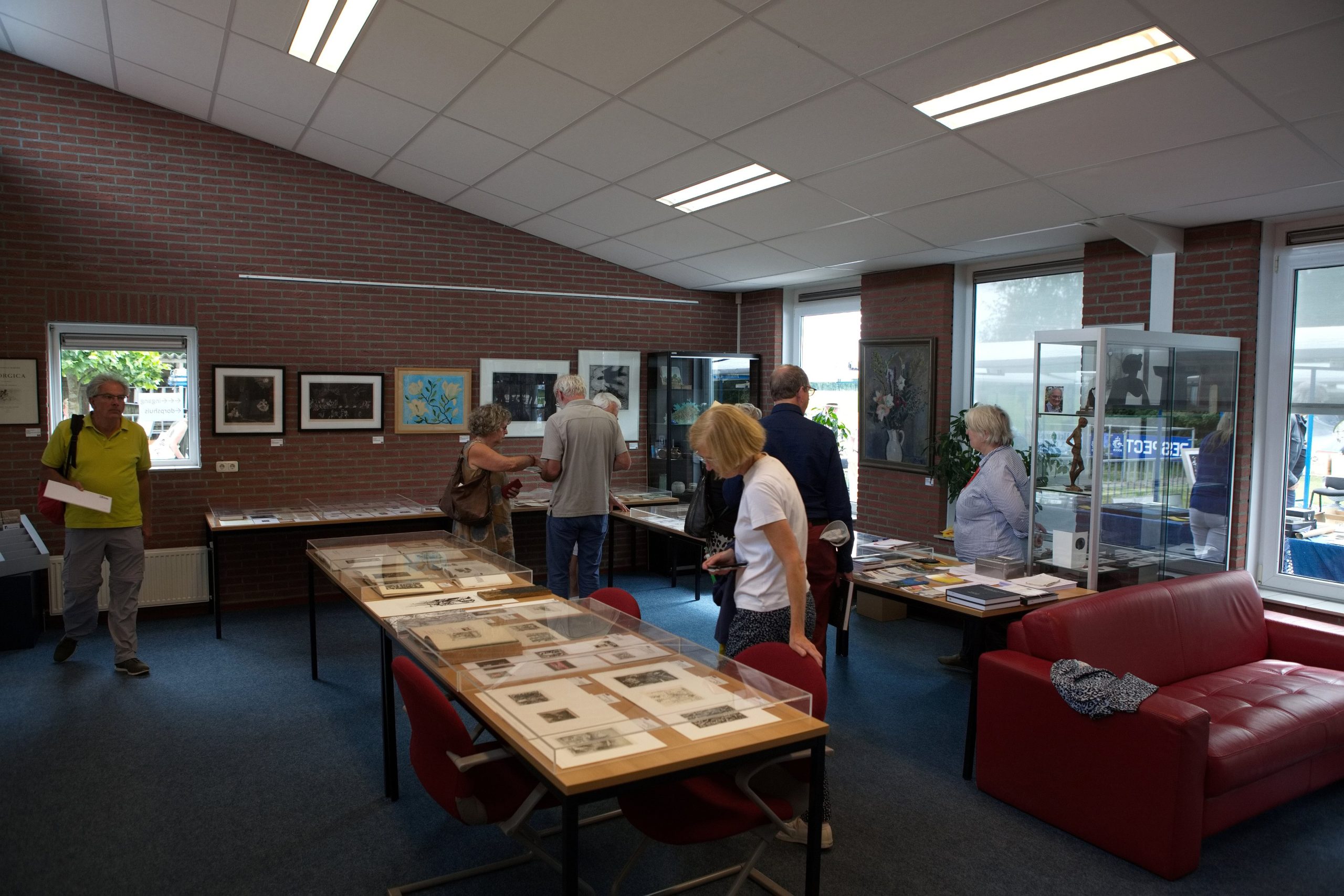 Overzicht van de tentoonstelling met werk van Jeanne Bieruma Oosting en tijdgenoten in de grote expositieruimte van Nobilis