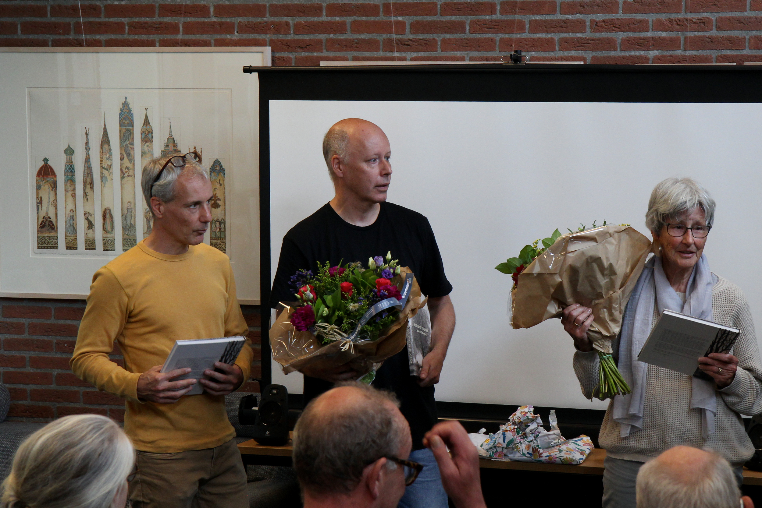 Paul, Vincent en Lucie Wetselaar nemen de eerste exemplaren in ontvangst. Foto: Judith Bouma-Litjens